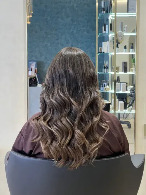Mechas suaves con ondas realizado en Salón Anzhela.
