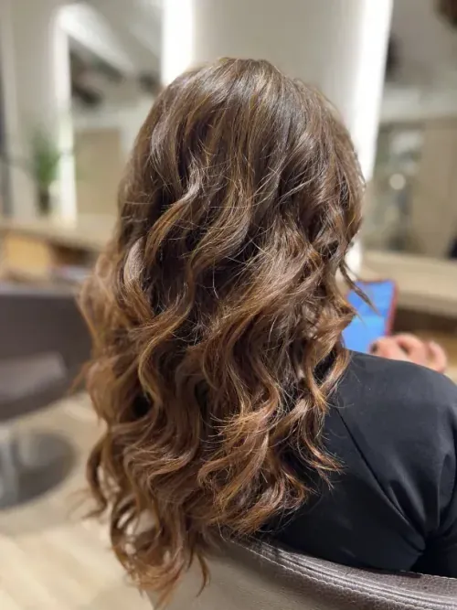 Ondas definidas con brillo realizado en Salón Anzhela.