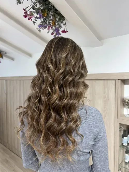 Ondas morenas luminosas realizado en Salón Anzhela.