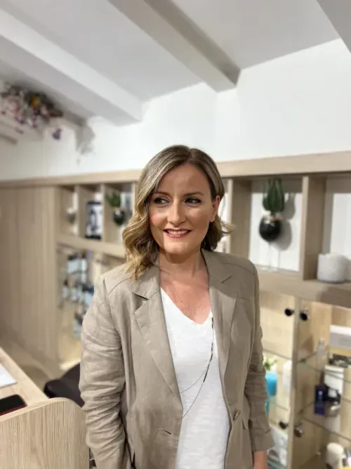 Melena larga con ondas realizado en Salón Anzhela.