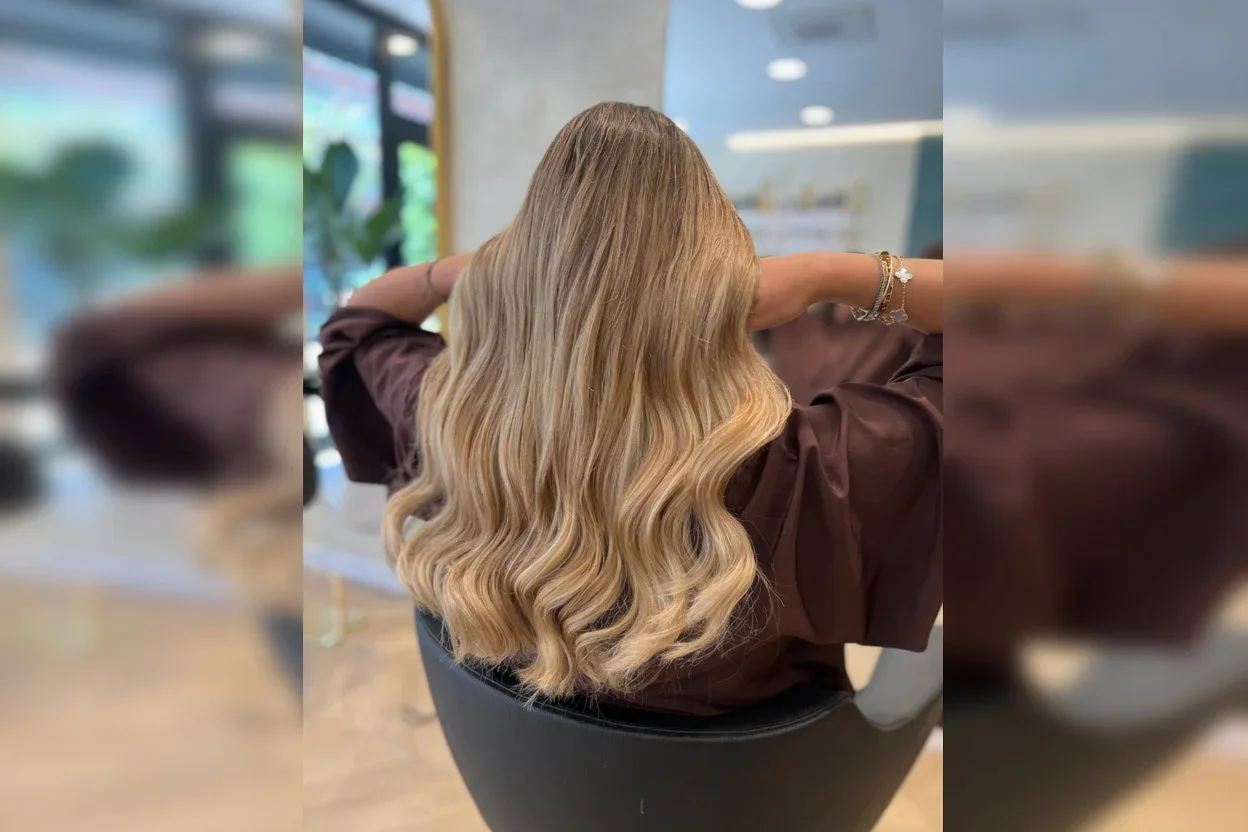 Melena rubia con ondas vista desde atrás.