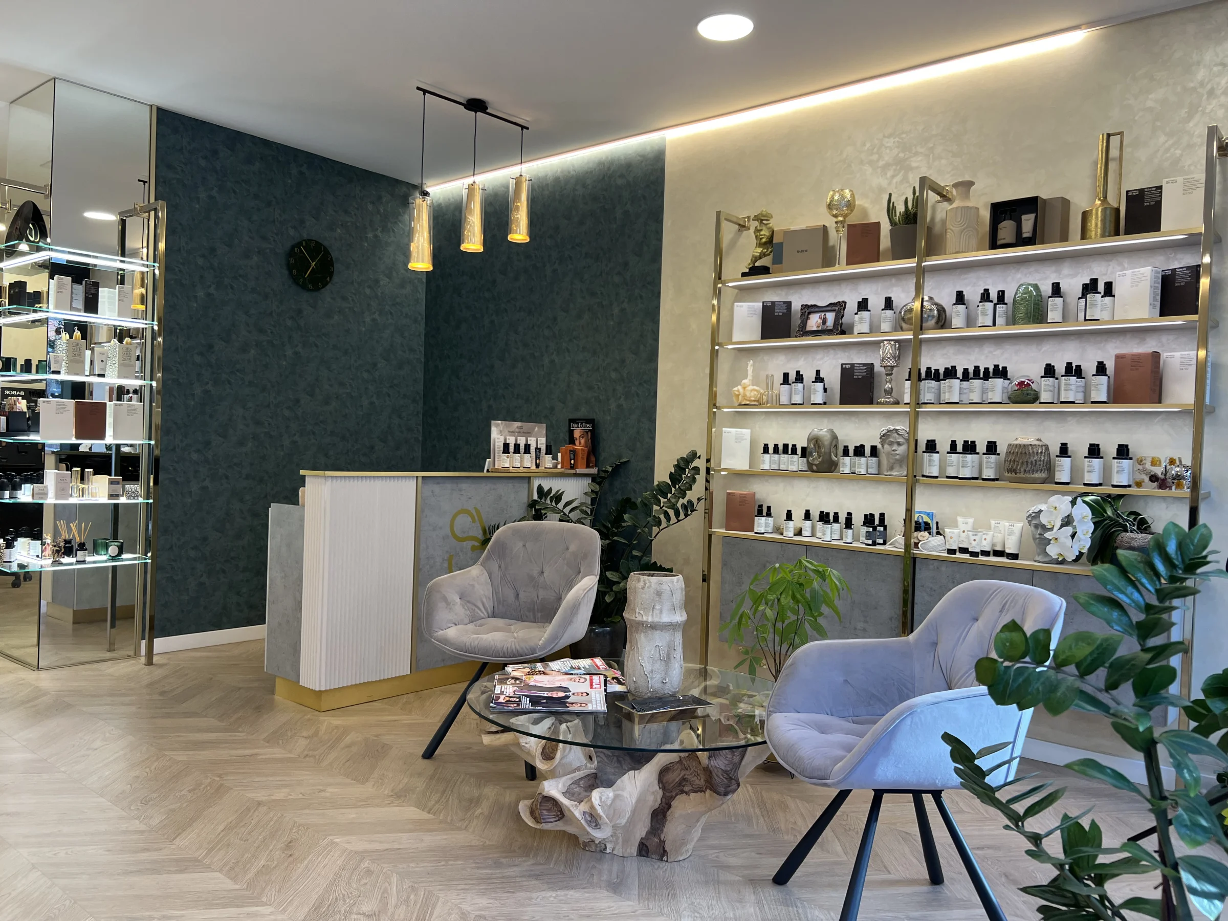 Zona de espera y estantería de productos en Salón Anzhela.