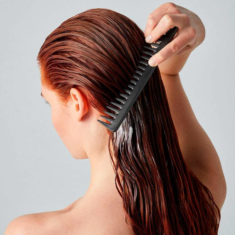Tratamiento capilar aplicado con peine sobre cabello húmedo.